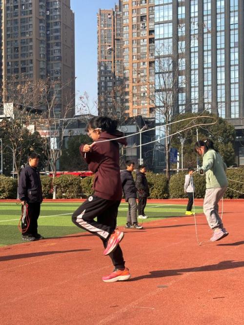 长二栢：跳绳风采映冬日 传统精神耀校园